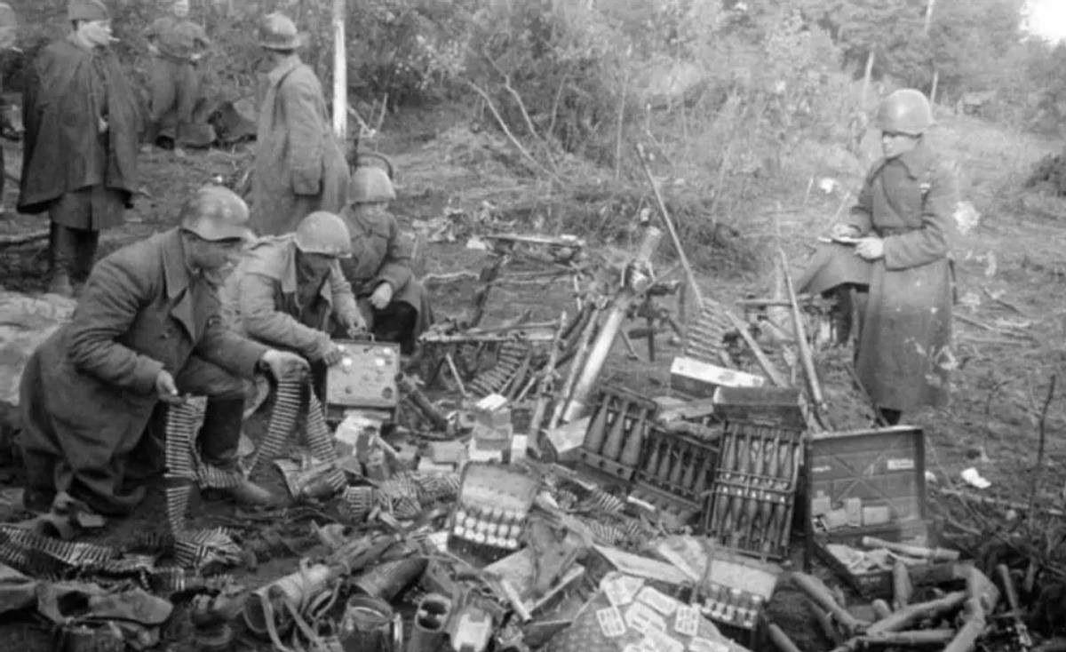 陸軍缺兵少將（羅科索夫榮升16集團(tuán)軍司令，卻發(fā)現(xiàn)缺兵少將，到處撿人抵抗德軍）