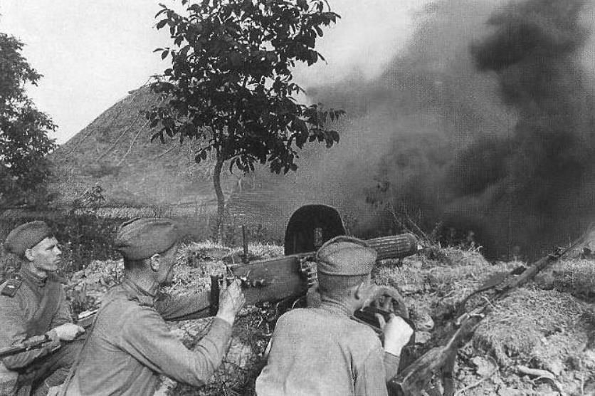 陸軍缺兵少將（羅科索夫榮升16集團(tuán)軍司令，卻發(fā)現(xiàn)缺兵少將，到處撿人抵抗德軍）