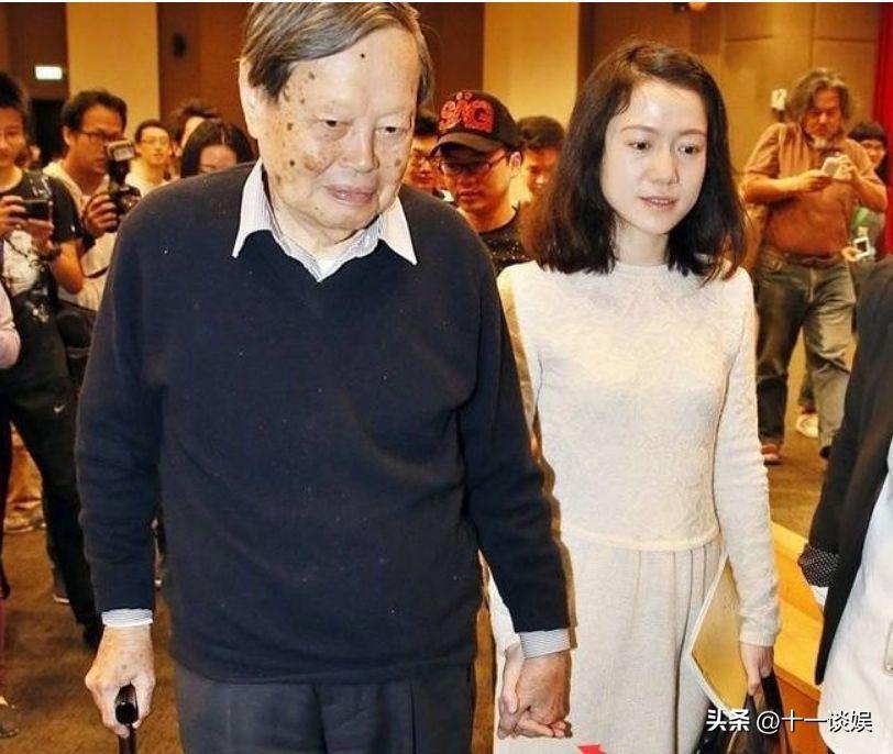 不是很重的傷（楊振寧摔倒后住院，知情人士透露只是扭傷了一下胳膊，并無大礙）