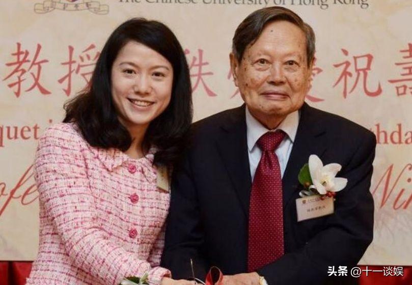 不是很重的傷（楊振寧摔倒后住院，知情人士透露只是扭傷了一下胳膊，并無大礙）